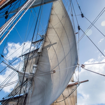 Sails fron the stern